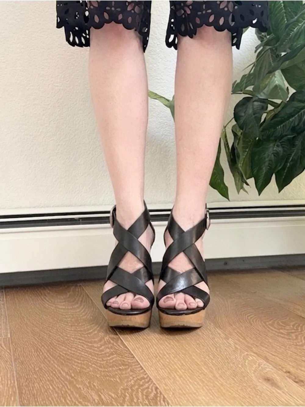 BCBGeneration Black Leather Crisscross Strap Platform Sandals Wood High Heel 8